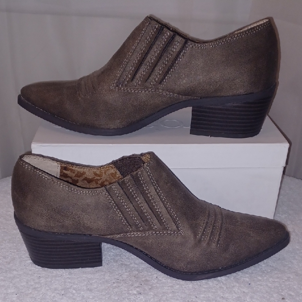 White Mountain Women's Suede Tan Block Heels Booties.  Size 9